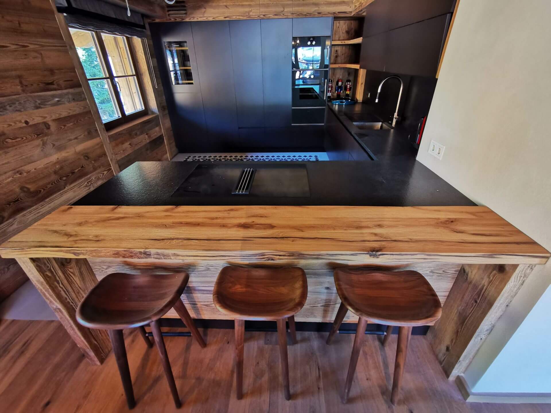 Küche modern mit Holz