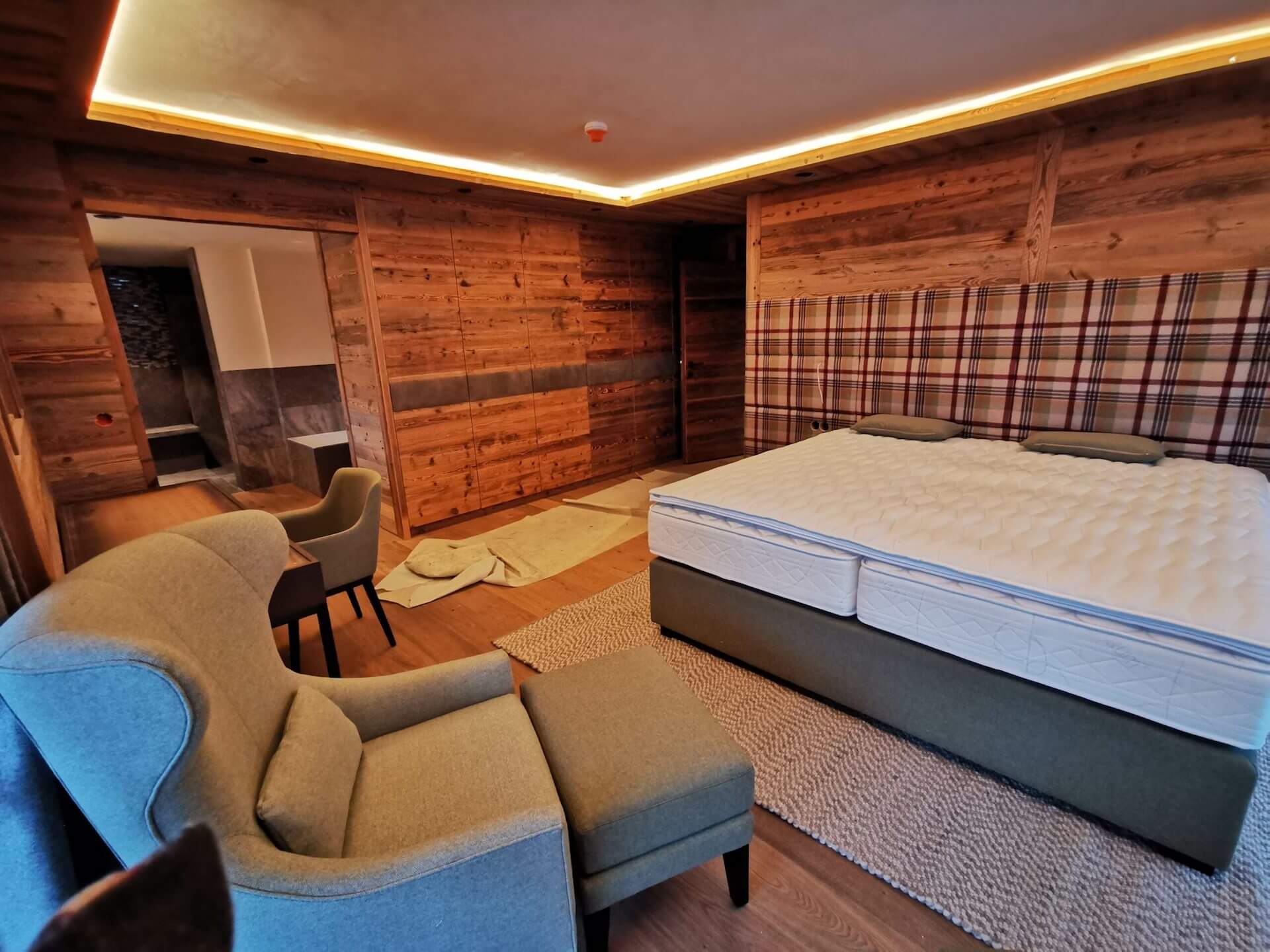 Schlafzimmer mit Holzeinrichtung