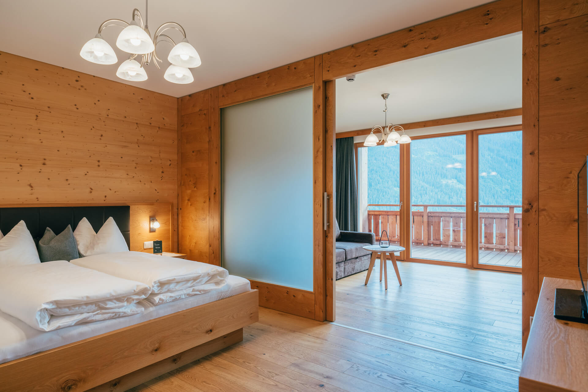 Hotelzimmer mit Holzeinrichtung