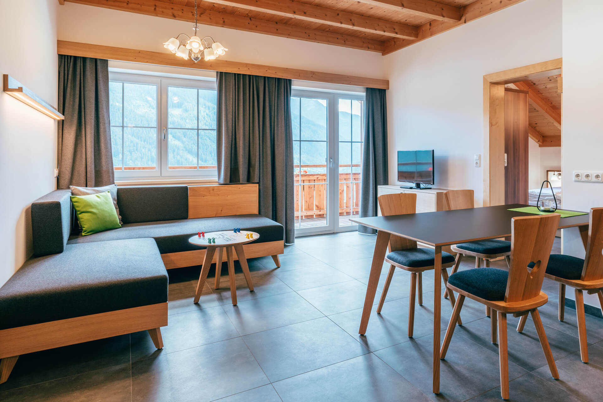 Essbereich im Hotelzimmer im Tillga Glück in Osttirol