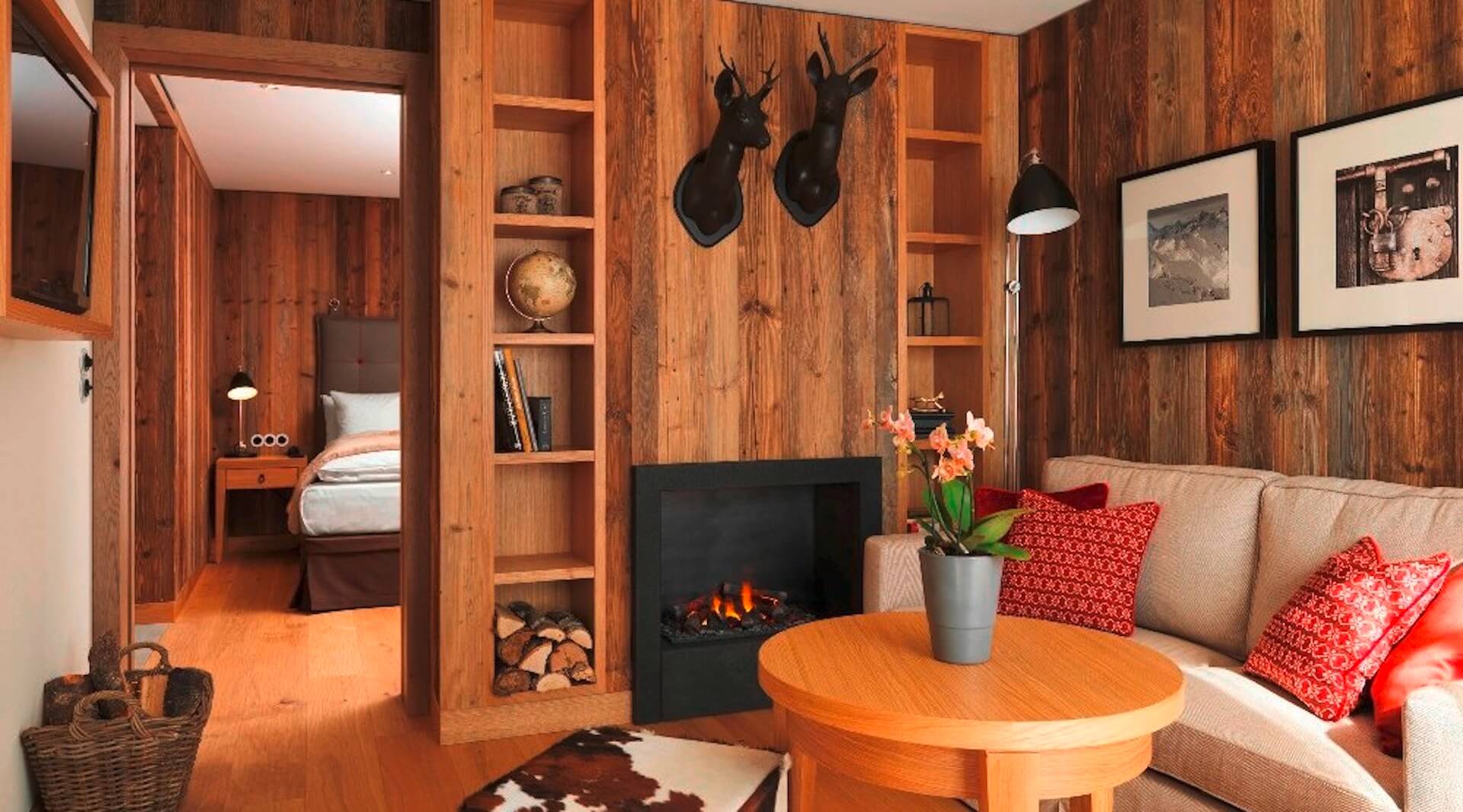Hotelzimmer mit Holzmöbel